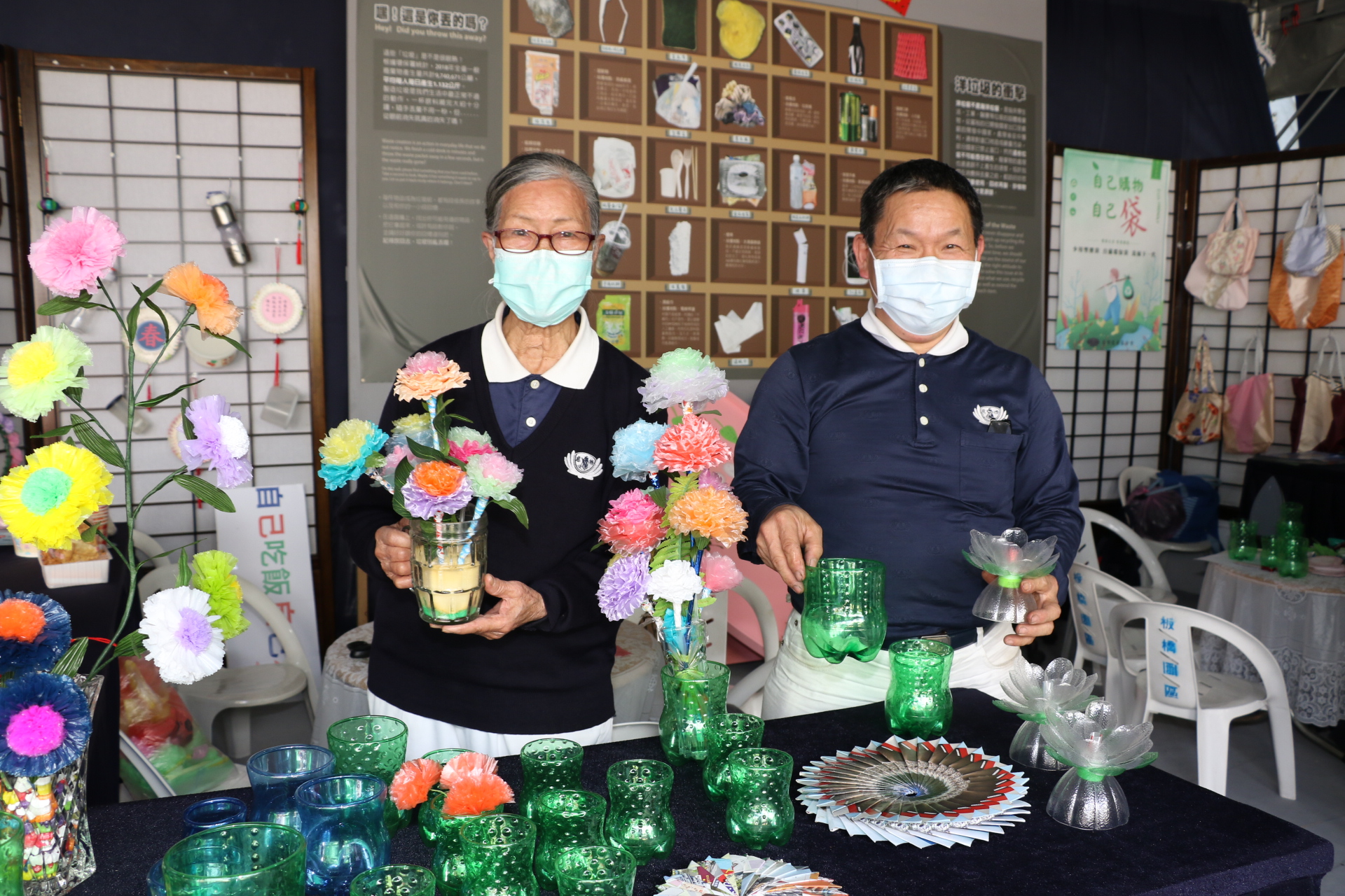 王李秀登和楊進豊（右）在活動中宣導環保減塑  展示利用塑膠袋和保特瓶做的花束和飾品